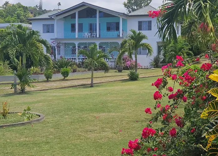 Suite Georgiana - Ensuite Double Bedroom, Cardiff Hall, Runaway Bay, One Mile To Beaches, 1 Hour From Montego Bay Airport