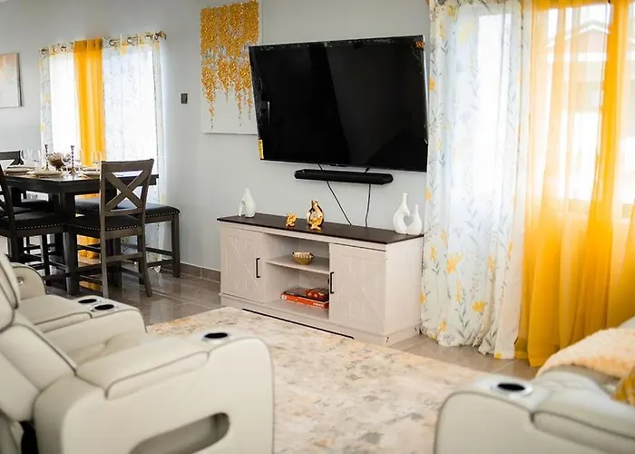 Gated Runaway Bay Townhome With Pool Near Beach