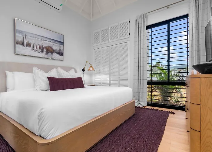 5Br Luxe Retreat In Runaway Bay Private Pool Beach Access