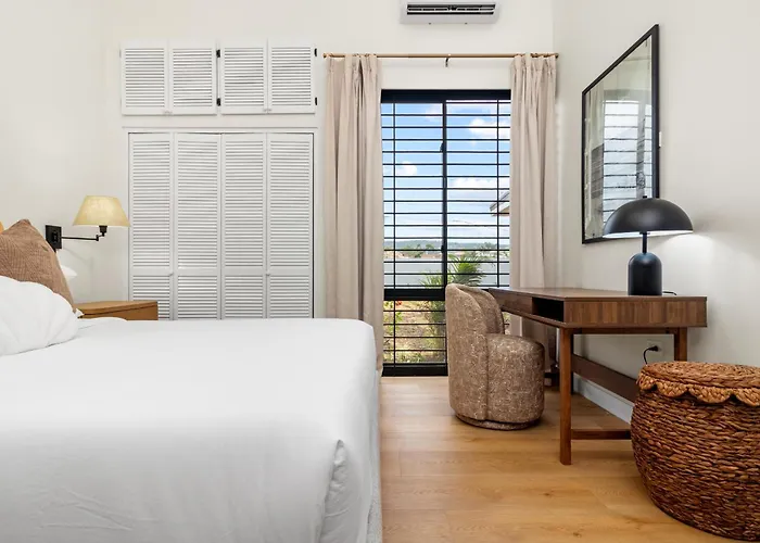 5Br Luxe Retreat In Runaway Bay Private Pool Beach Access